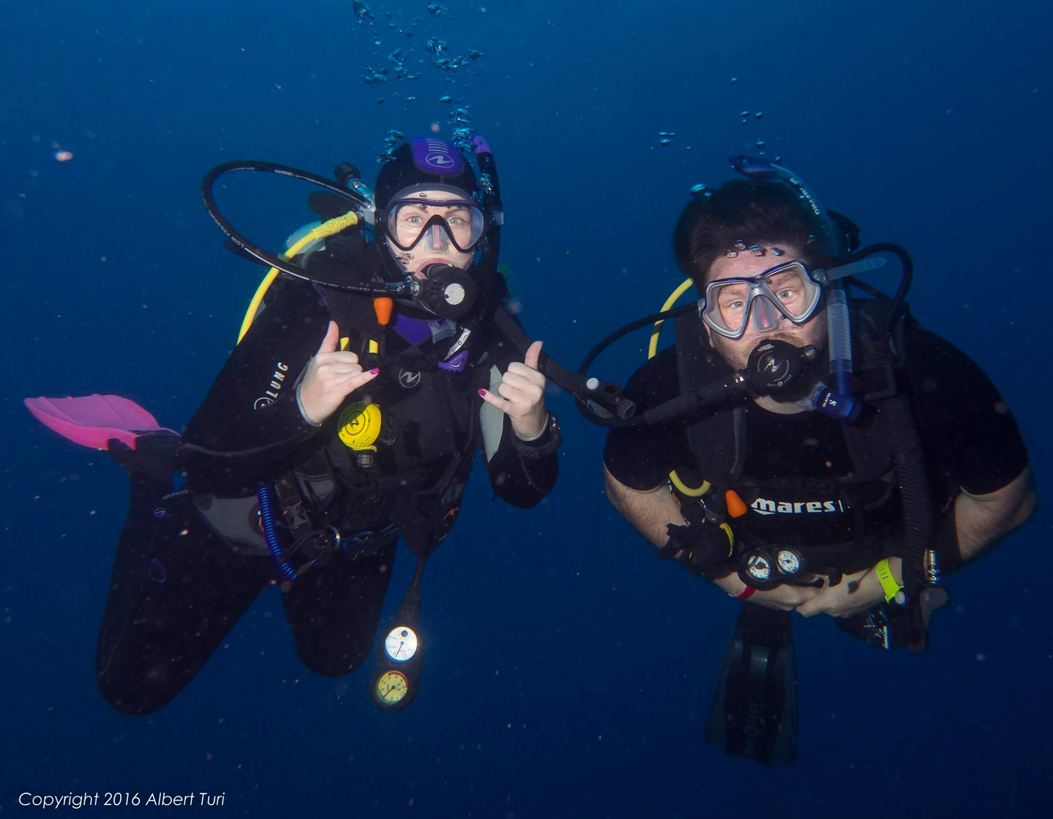 divers having fun together